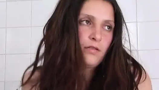 Büyük bristolslü amatör esmer yarak emiyor ve sikişiyor