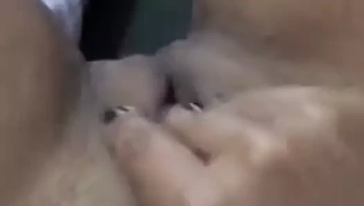 Portekizli kadın onu kedi ile oynuyor