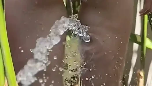 Akan suyun altında striptiz yapmak ve güzel parmaklarla mastürbasyon yapmak