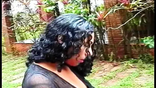 İki travesti ve iki adam dışarıda birçok şekilde götlerini derinden sikiyor