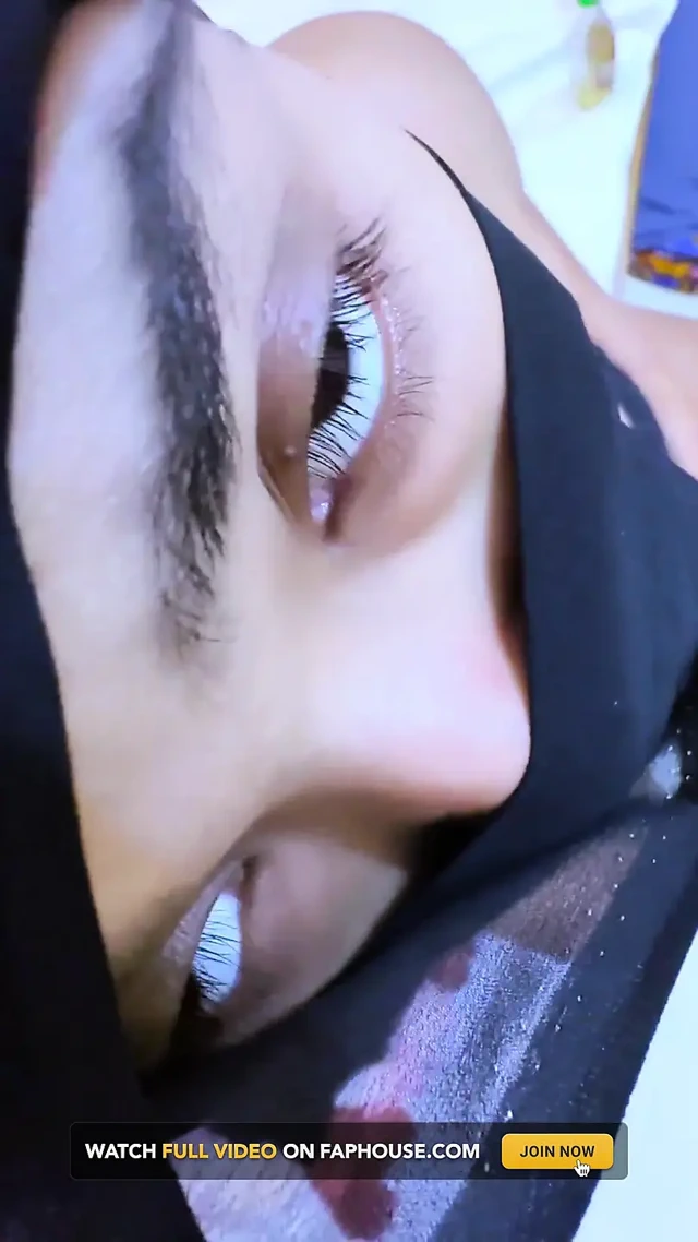 Arap güzel ateşli kolaj kız pansiyonda mastürbasyon yapıyor ve fışkırtarak orgazm oluyor!