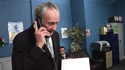 Amcık yalama büyük siyah amcığı parmaklıyor sikişiyor