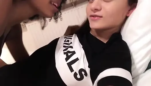 Siyah Kadını Öpüyor Ve Sikiyor