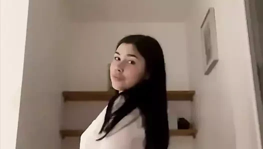 Muhteşem esmer göğüsleriyle oynuyor ve büyük götünü gösteriyor