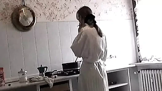 Sarışın sabırsızlıkla kocasının onu tahrik etmesini bekliyor