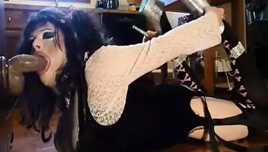 Bimbo crossdresser gags üzerinde siyah yapay penis