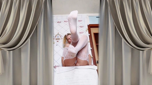 Ateşli ev hanımı Lukerya mutfakta açık şeffaf beyaz tulumla flört ediyor 2