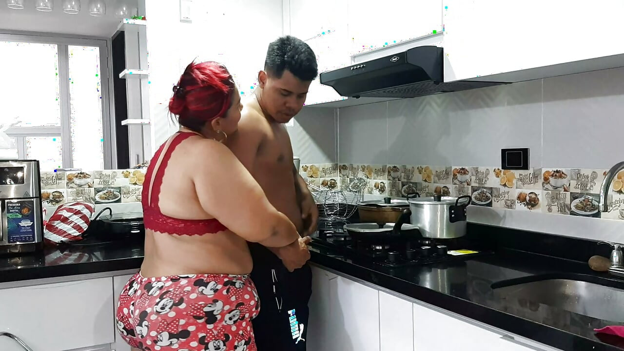 Üvey annem kocaman kıçı ile beni baştan çıkarıyor