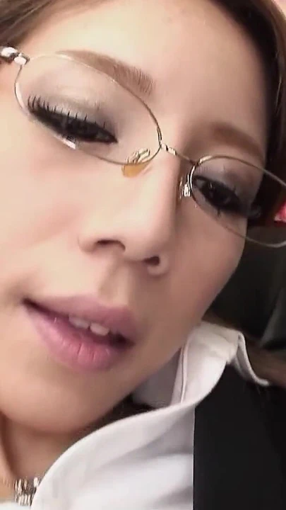 Külotlu çoraplı gözlüklü Japon ince sekreter sansürsüz jav'de eski patronu tarafından sakso çekiyor | Klip 2