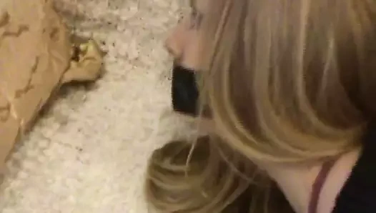 Kanepede bağlı kız