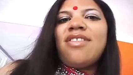 Desi sürtük ile dev memeler oral seks ve titfuck