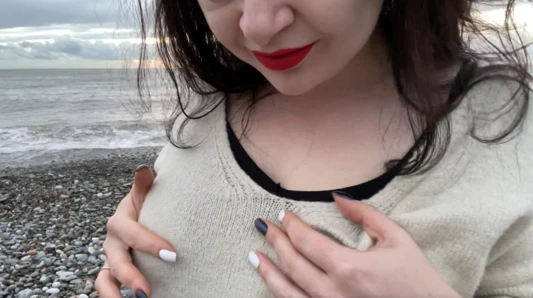 Sıcak metres lara olduğunu oynuyor ile ona büyük doğal memeler at the plaj