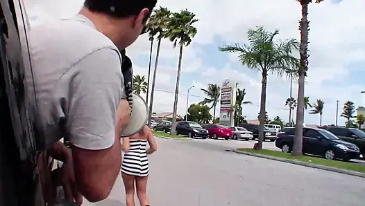 Sürtük kız açık havada götünü gösteriyor ve çılgın erkek arkadaşı tarafından sikiliyor