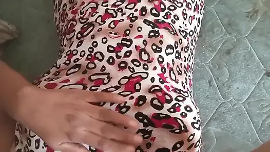 Üvey kız kardeş spor salonuna geç kaldı. ısınmaya sadece birkaç dakika kaldı...
