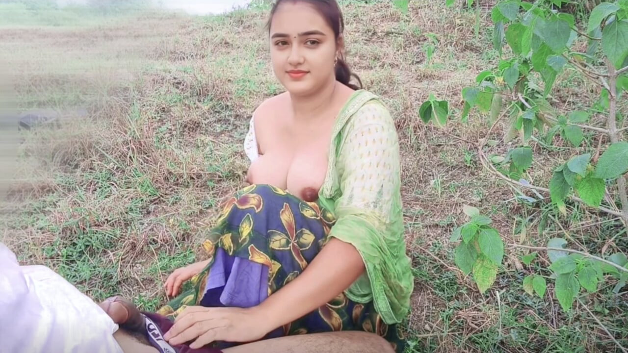 Gav ki Gawar Ladki Jungle bana Khus kar rahi hai, Khubsurat ladki Apni pussy ki pne apne BF ke Alex se bujha rahi hai Full HD