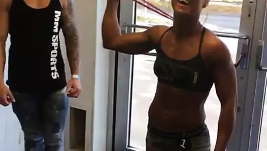 Şaşırtıcı sıcak sarışın