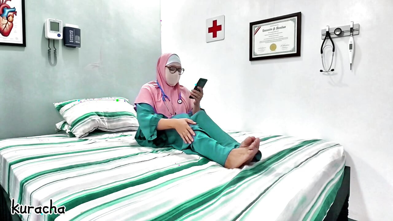 Tesettürlü Müslüman doktor hastanede tatilde gizli sevgilisiyle görüntülü görüşme