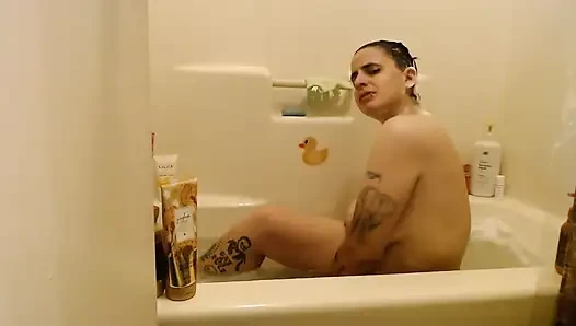 Kısa seksi saçlar şampuanlanıyor