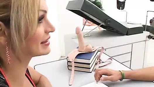 Sürtük seksi hemşire ve ateşli travesti sırayla adamın aletini emiyor