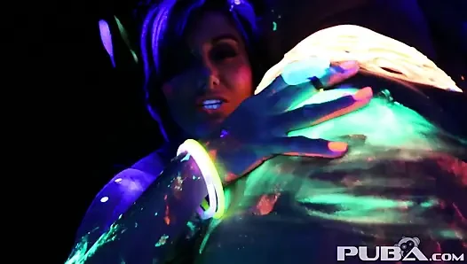 Abigal Mac ve Ava Addams ile siyah ışıklı yağmurlu gece