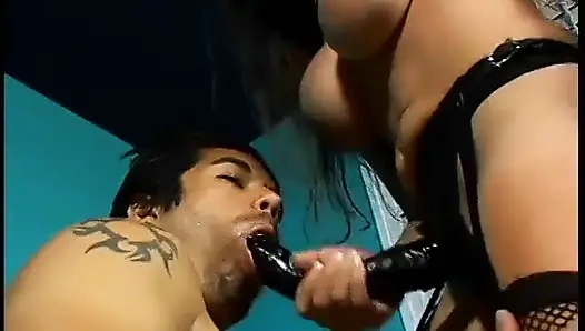 Morena domme con buenas tetas usa un cinturón en su sub hombre