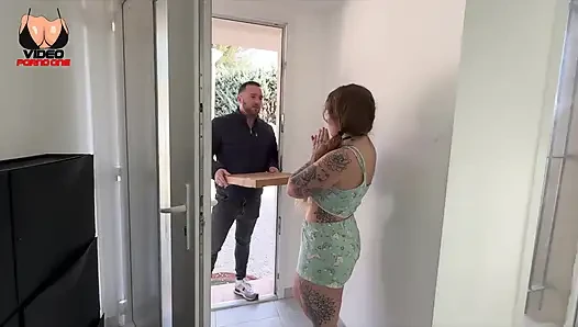 Pizza Yemek Yerine, Teslimatçının Penisini Yedim Ve Onun Boşalmasını Yuttum!