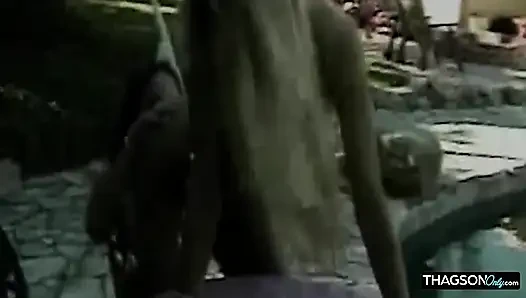 Sarışın hatun açık havada fışkırtarak orgazm olmak için esmeri parmaklıyor