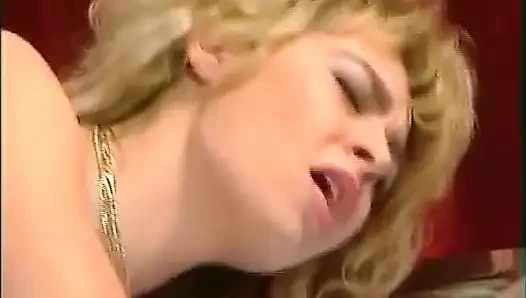 Alman yarak emen sürtüklerle bu sikiş festivalini izle