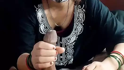 Hintli kız sakso çekiyor ve elle muamele çekiyor