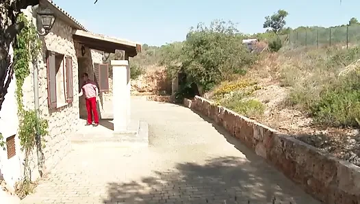 Güzel kız açık havada sikişiyor ve tombul zenci egzersiz seks klibinin ardından yarağa biniyor