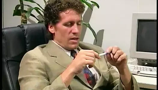 Azgın sürtükler izlenirken yatakta birbirlerini parmaklıyor ve dillerini sikiyor