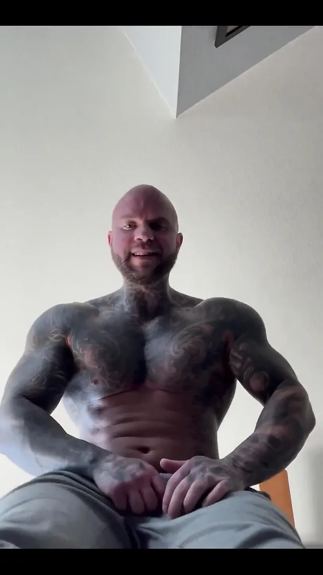 Dev Jason Tiny City'de eğiliyor