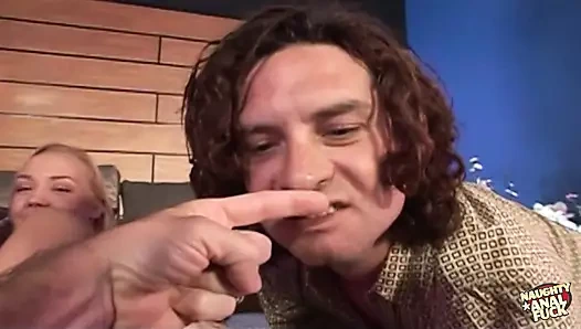 Sarışın Annette Schwarz ilk anal sahnesini tahmin ediyor