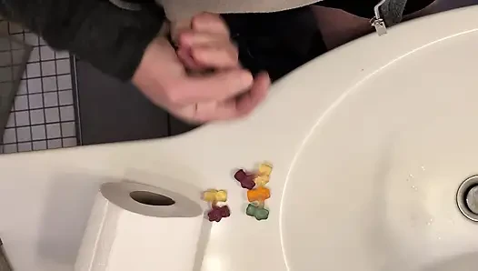 Banyoda mastürbasyon yapıyor ve boşalıyor