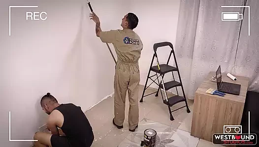 Yaramaz Sofia Larson iki işçiyi sikerek aldatan kocasından intikam alıyor