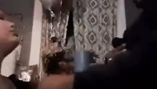 Şişman iri güzel kadın siyah yarağı yalıyor