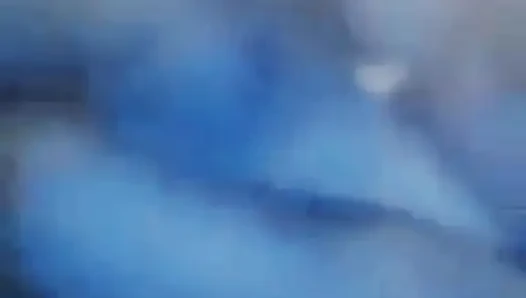 Bir kadının sevgilisiyle görüntülü görüşme bile emziriyor