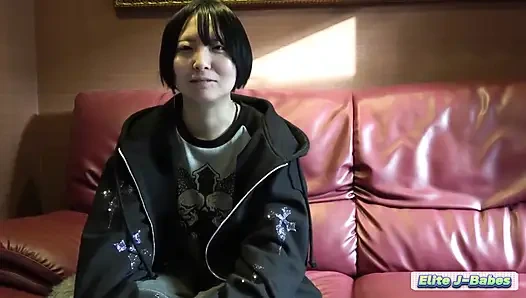 Boyish beauty ilgi göstermedığını iddia ediyor ama beklenmedik özgüvenini ortaya koyan sessizce atılan adımlar