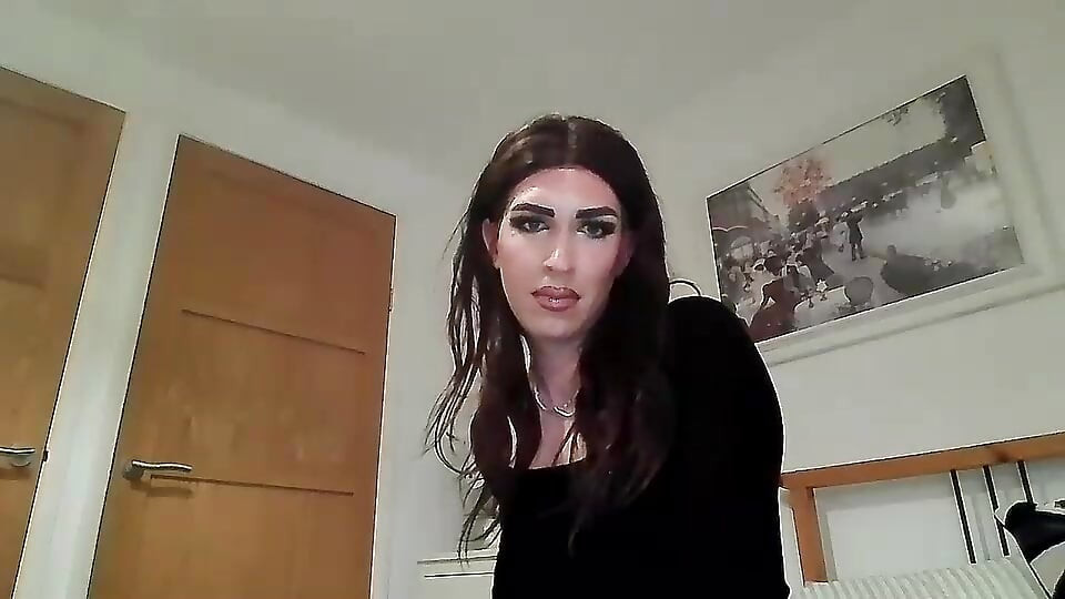 Kadın kılıklı kadın dölünü yutuyor