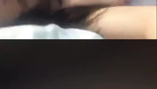 göğüslerini gösteriliyor