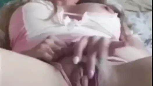 Seksi kadın Laura, iç çamaşırlı mavi gözlü İspanyol orta yaşlı seksi sarışın kadın boşalana kadar parmaklarını sulu amına sokuyor, büyük klitoris