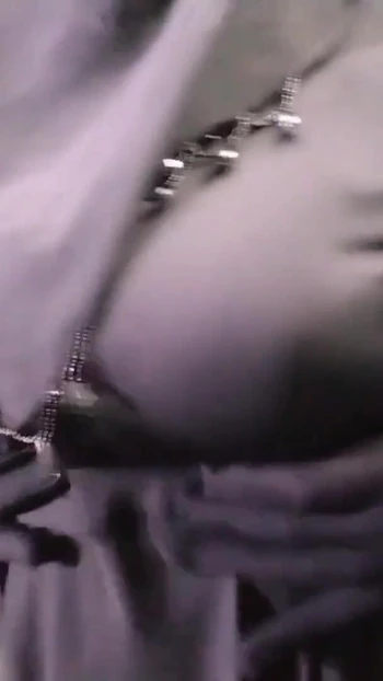 Волнующий момент из "Мусульманская хиджабская красивая бхабхи танцует и мастурбирует"