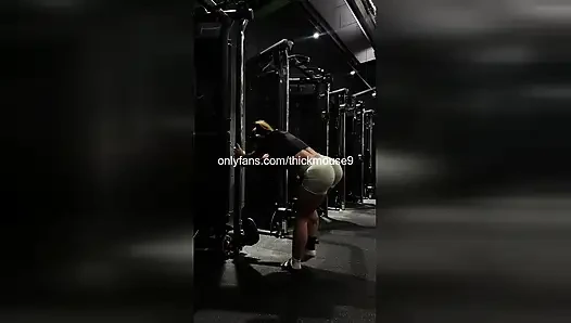 Крошечную 18-летнюю девственницу трахнули грубой становой тяги