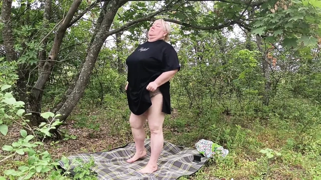 Üvey anne parkta soyunuyor ve büyük amına mastürbasyon yapıyor