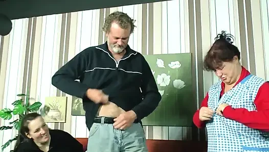 Olgun üçlü seks ıslak parmaklama ve emme hareketiyle patlıyor