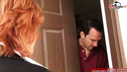 Naylon çorap tombul ev hanımı doğal göğüsleri üzerinde bir twinks alır