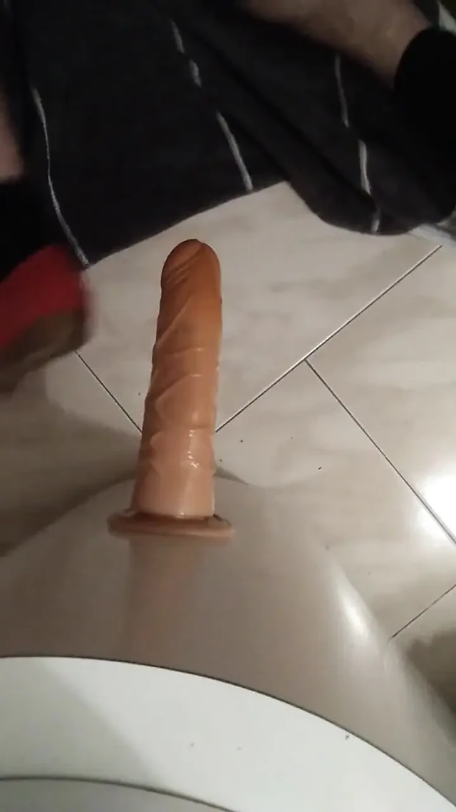 Büyük bir penis tarafından sevişen bir kadın