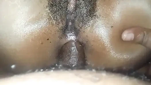 Amımı ve götümü yalıyor ve bana anal dölleme yapıyor
