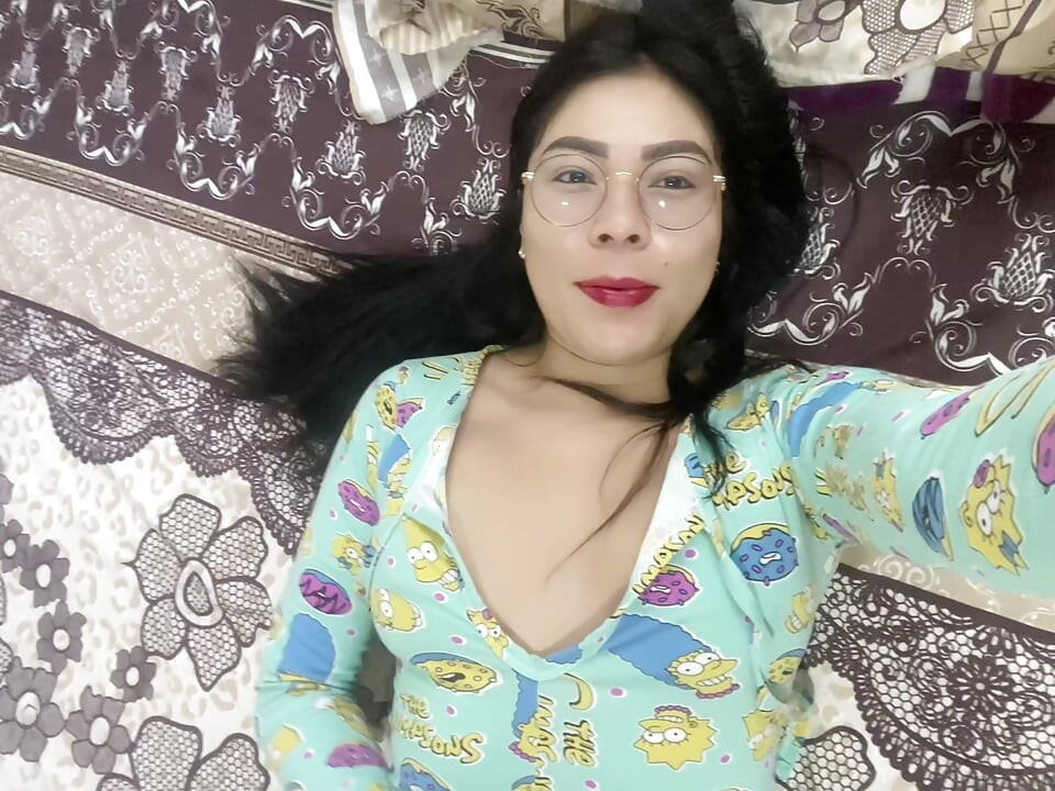 Sakurayen mutfağında mastürbasyon yapıyor, o kadar ıslanıyor ki parmaklarını sıkı amına sokuyor