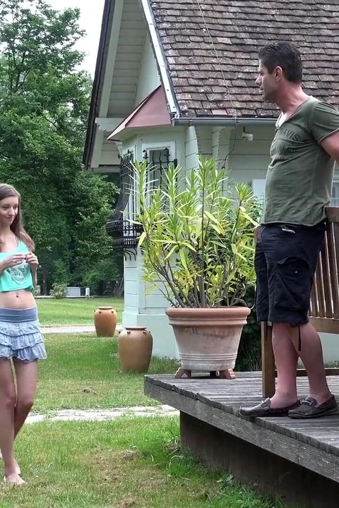 Юная брюнетка Ria Hill промокла в писсинге во время сосет и трахается во время извращенной анальной секс-сессии